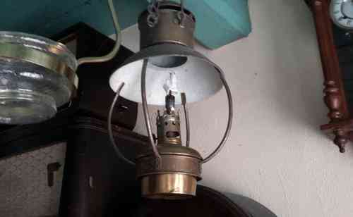 Alte Petroleumlampe Hängelampe mit Tito Landi Lampe
